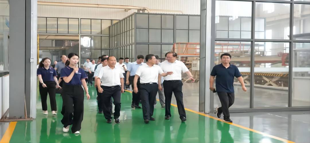 省人大常委會副主任、黨組書記楊東奇到新港集團走訪調(diào)研，點贊新港仿生膠技術創(chuàng)新